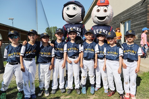 baseball-rytiri-u8-250620-3-maskoti.jpg
