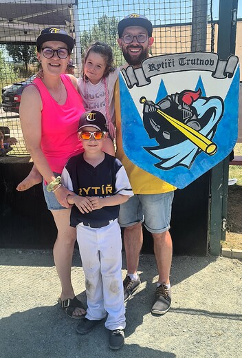 baseball-rytiri-u8-250703-3-family.jpg