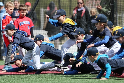 baseball-rytiri-u8-260426-fall.jpg