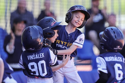 baseball-rytiri-u8-260503-happy.jpg