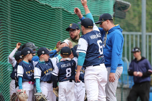 baseball-rytiri-u8-260517-hands.jpg