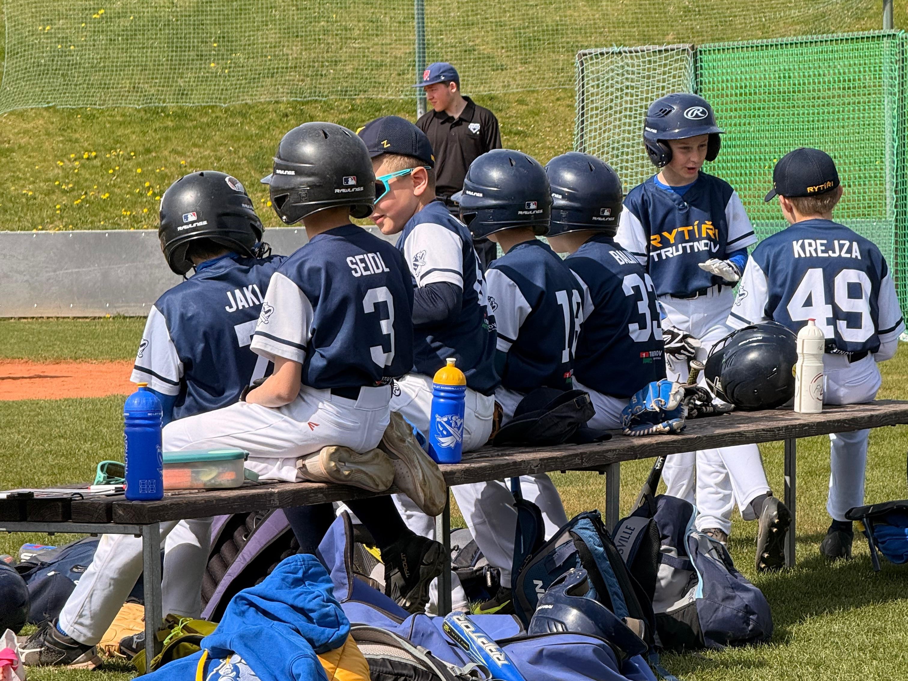 baseball-rytiri-u10-260425-bench.jpg