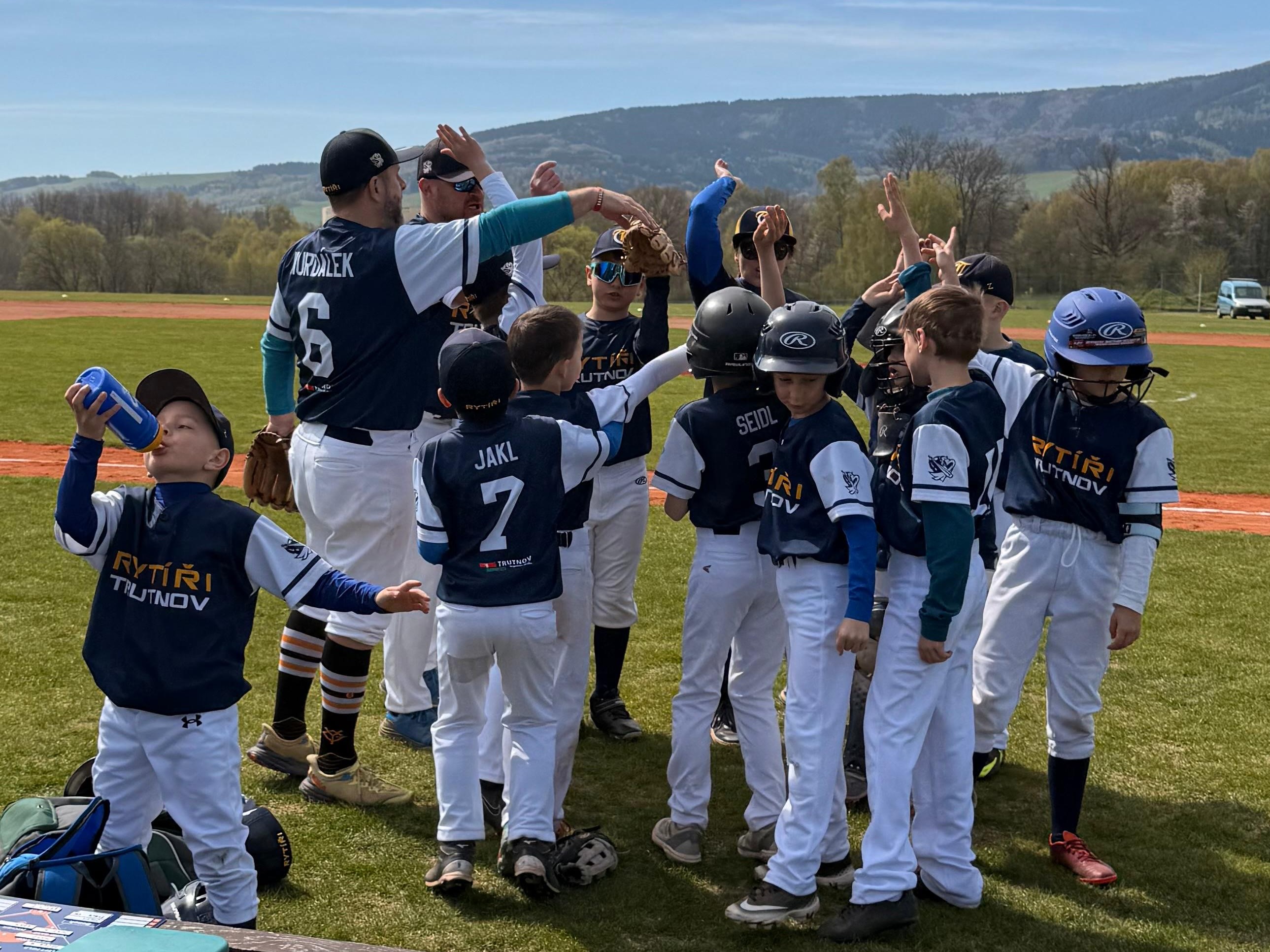 baseball-rytiri-u10-260425-hands.jpg