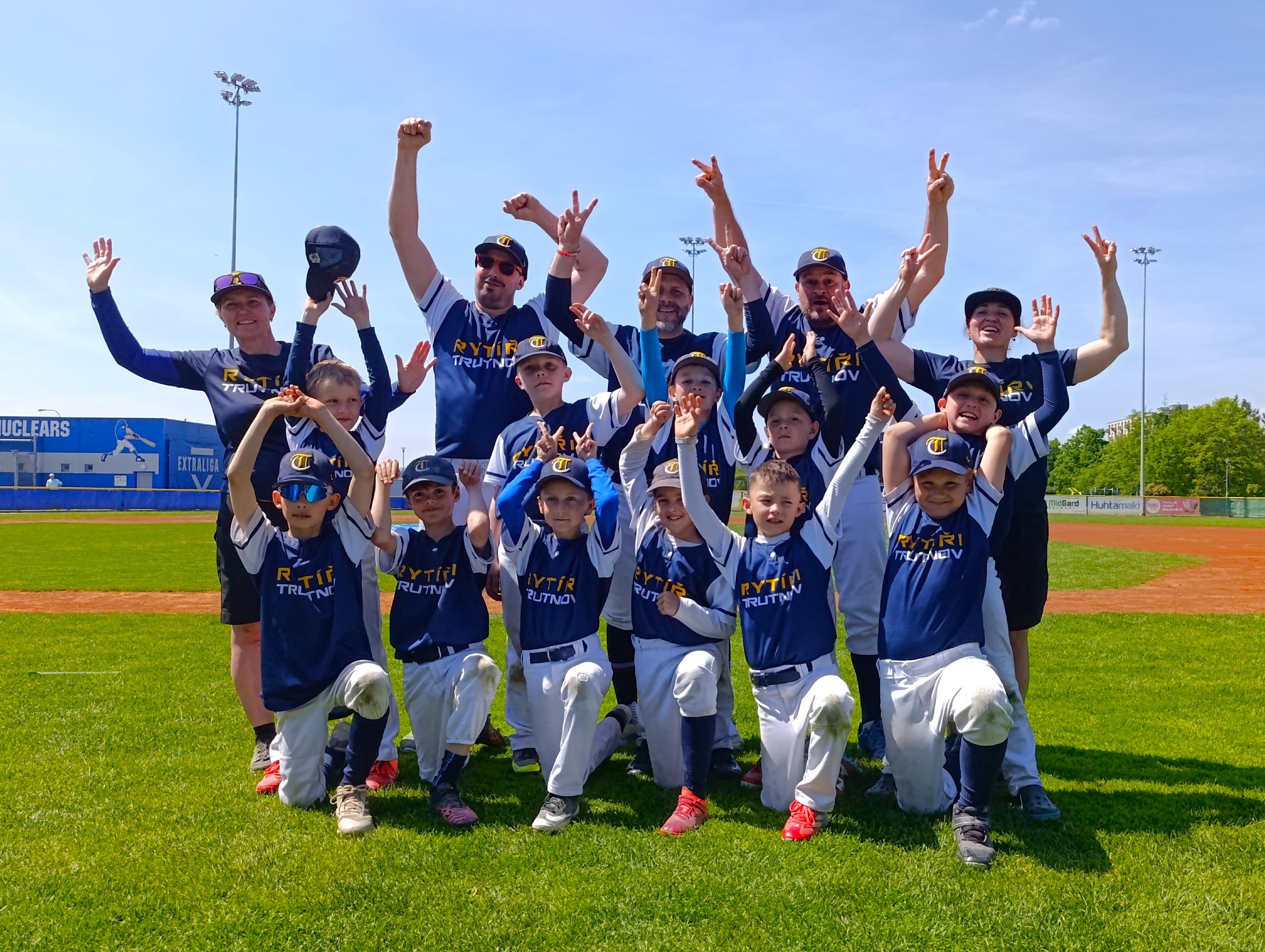 baseball-rytiri-u10-260509-10-hands.jpg