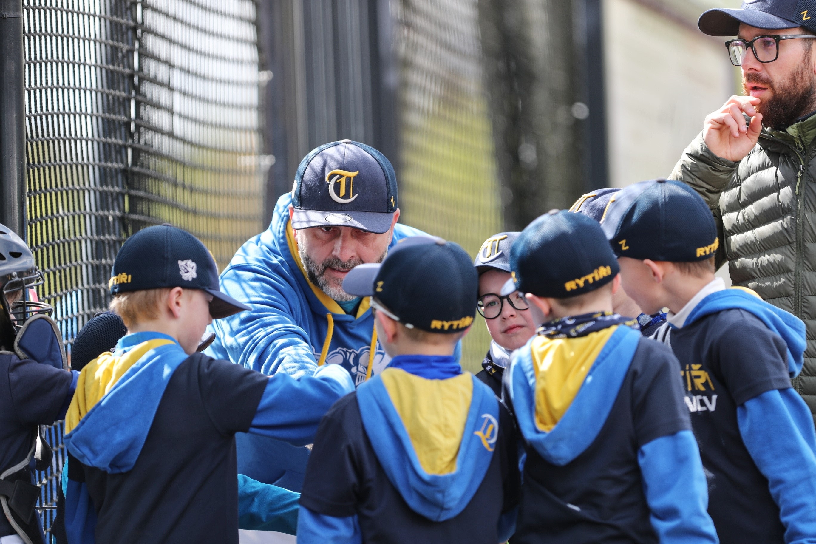 baseball-rytiri-u8-260426-talk.jpg