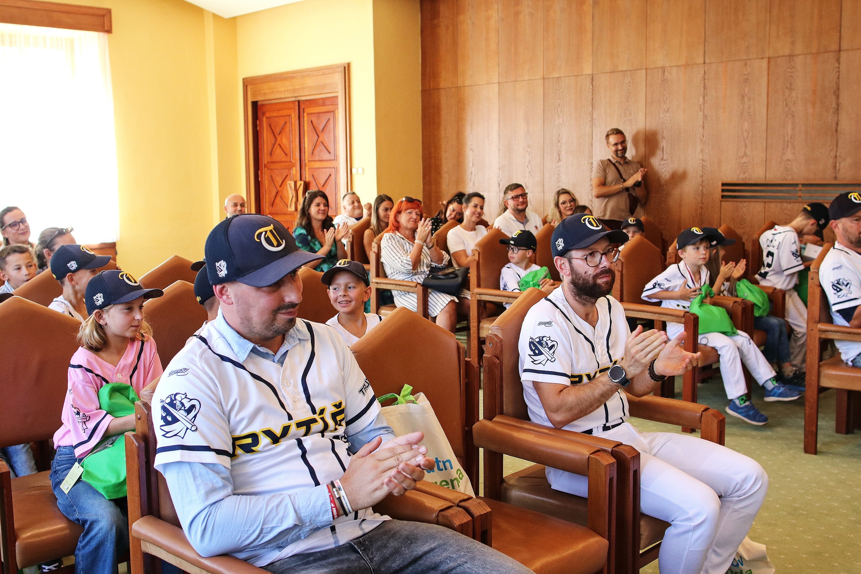 baseball-rytiri-u8-starosta-260908-sedacky.jpg